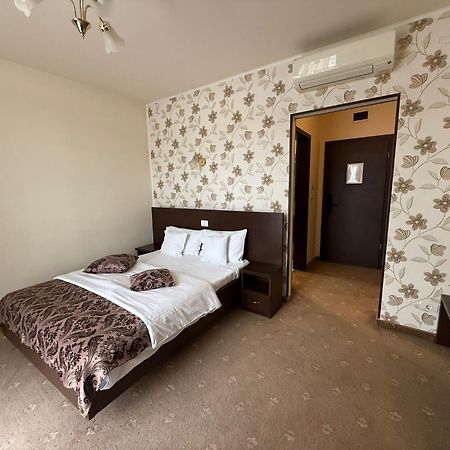 Hotel Miky Arad Bagian luar foto