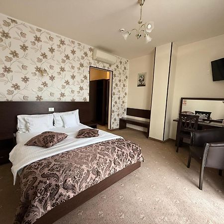 Hotel Miky Arad Bagian luar foto