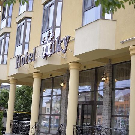 Hotel Miky Arad Bagian luar foto