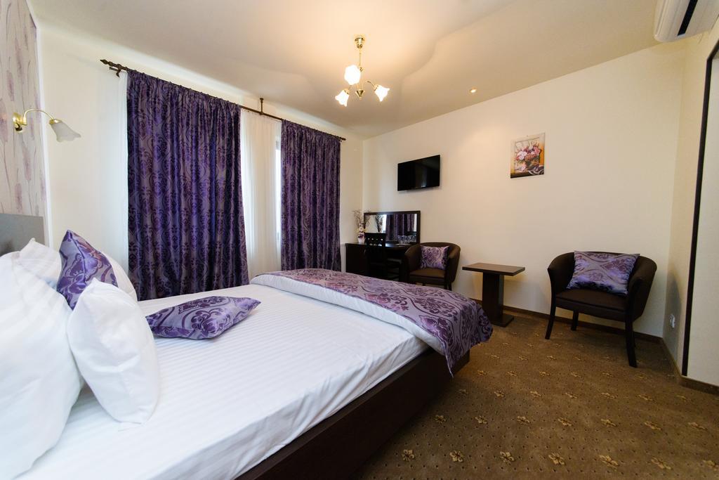Hotel Miky Arad Bagian luar foto