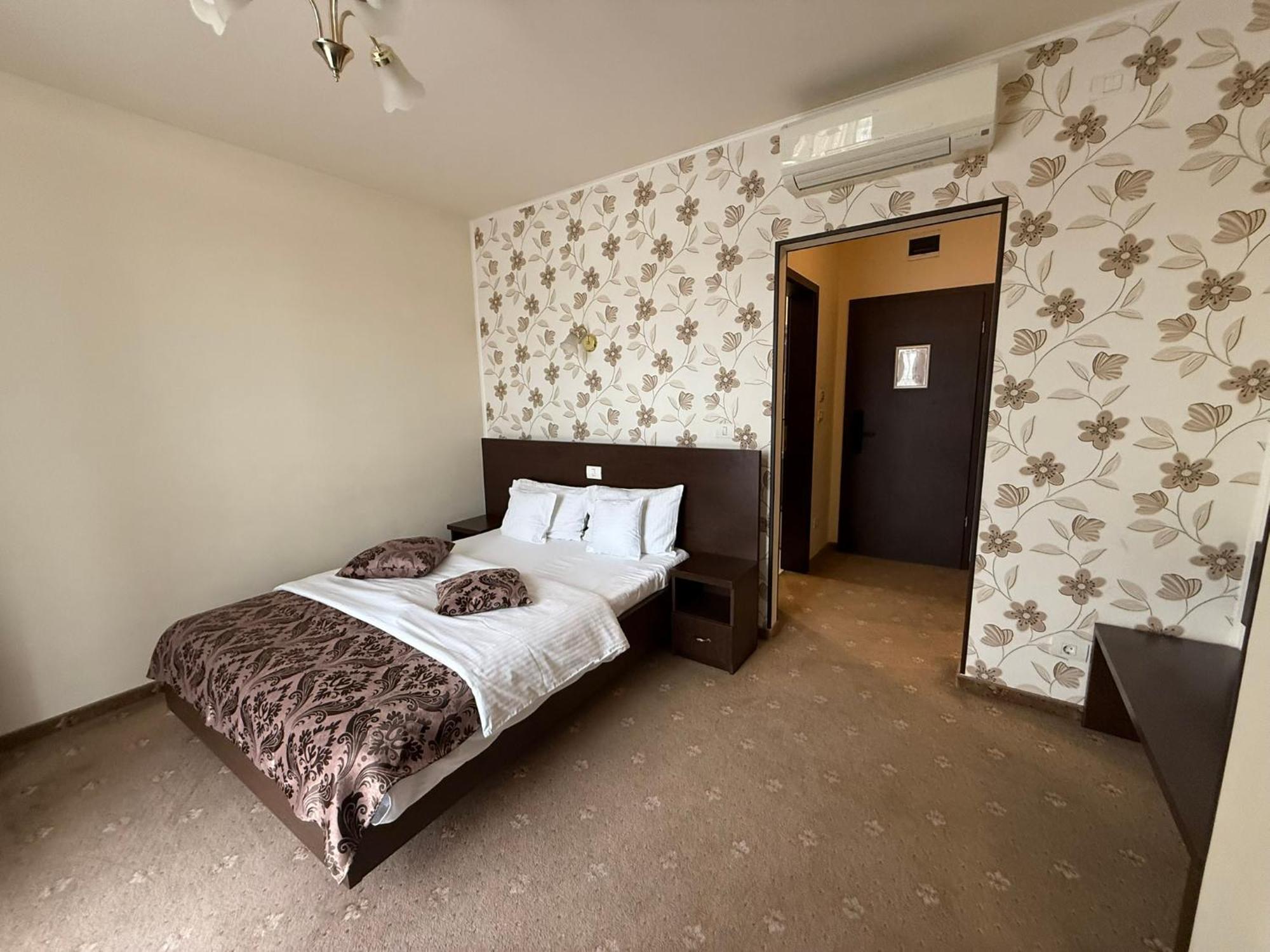 Hotel Miky Arad Bagian luar foto