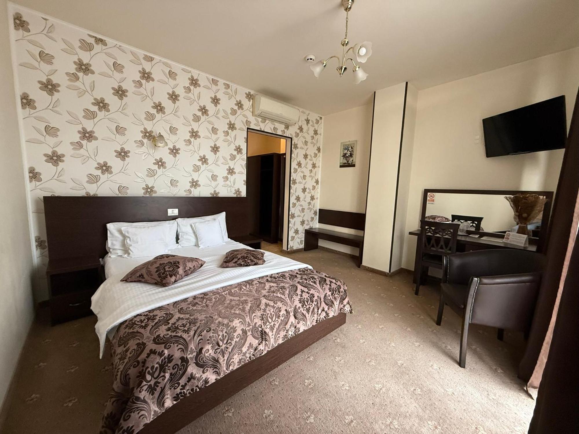 Hotel Miky Arad Bagian luar foto