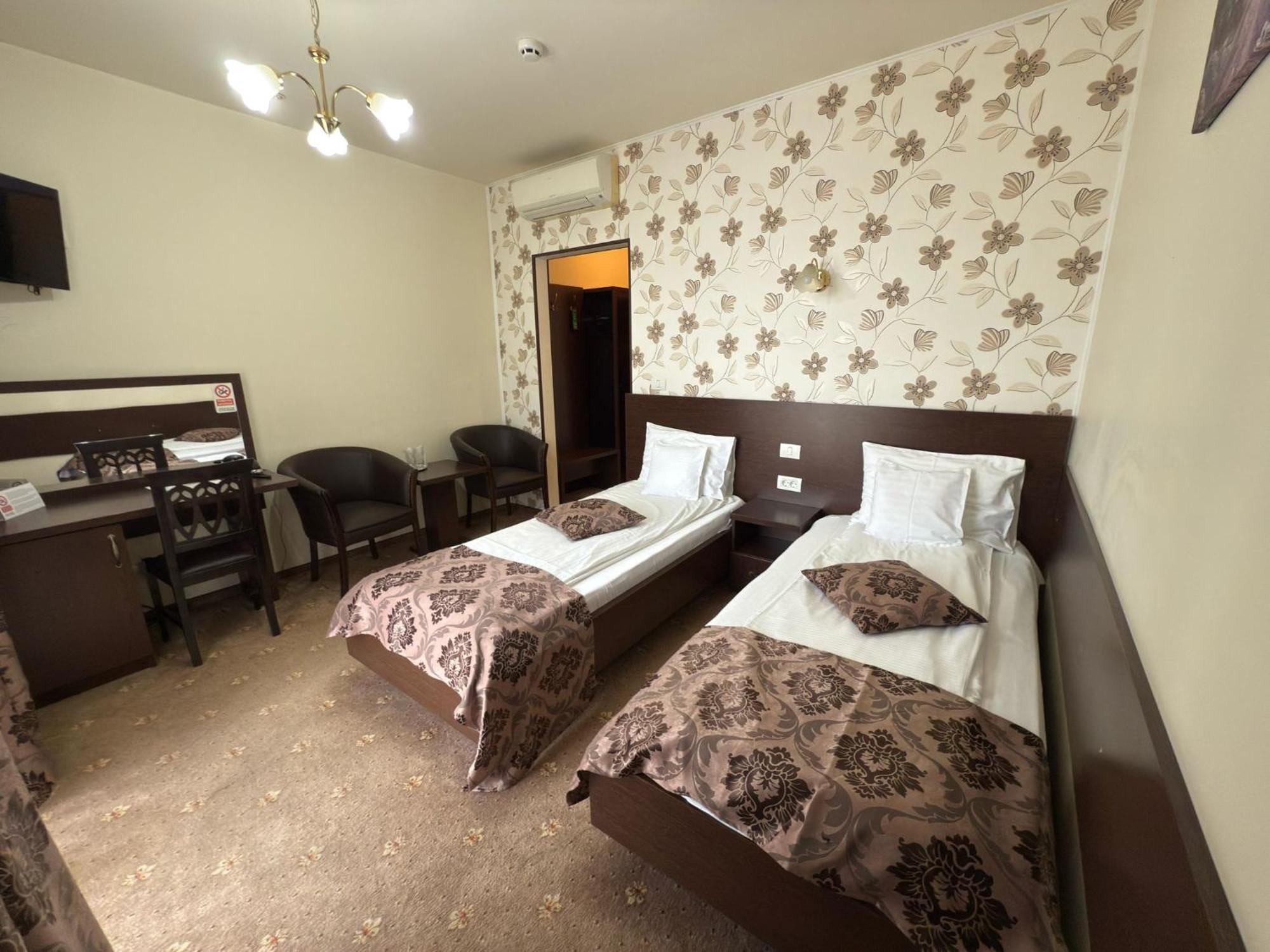 Hotel Miky Arad Bagian luar foto