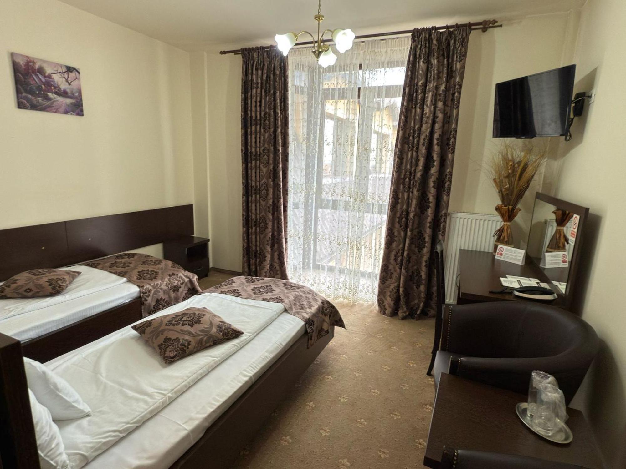 Hotel Miky Arad Bagian luar foto