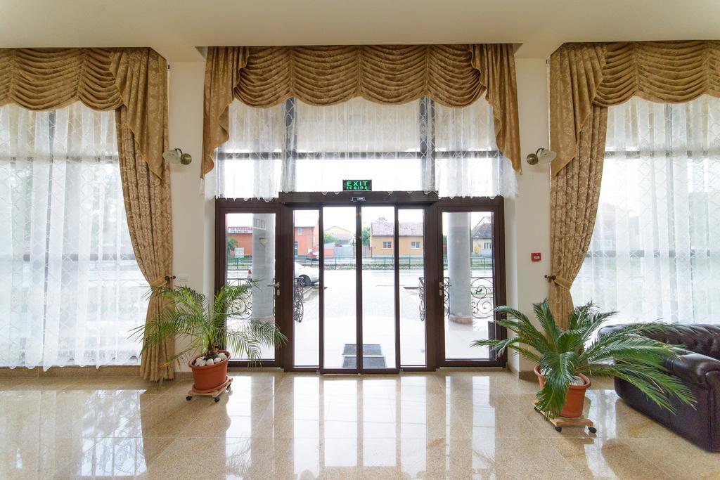 Hotel Miky Arad Bagian luar foto